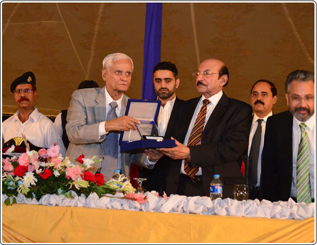 President, Sindh High Court Bar Association receiving a memento from 
Chief Minister Sindh