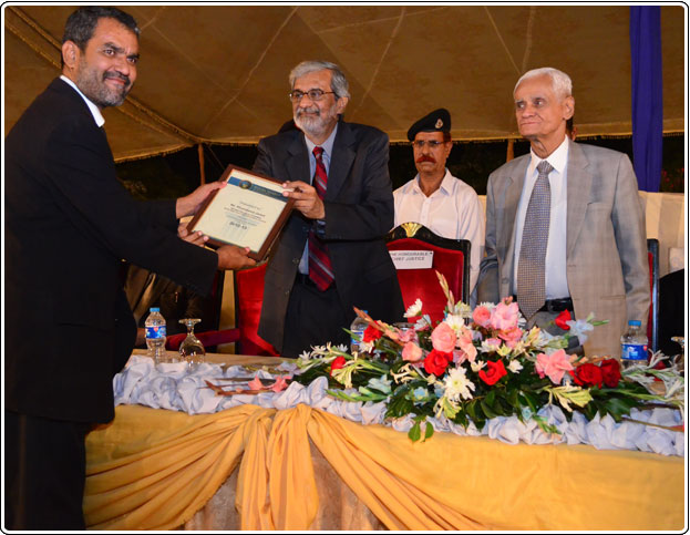 Justice Maqbool Baqar, Chief Justice Sindh High Court presenting a shield
to a member of legal fraternity